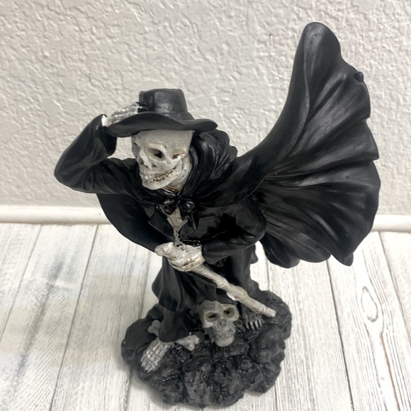 Skeleton Holding Hat in Wind - Picture 5 of 8
